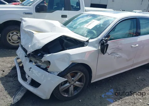 2013 Volkswagen Passat 2.5L Se z USA, uszkodzony, nr VIN 1VWBH7A34DC141383